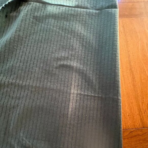 Great 117-1/2 x 57-1/2 Inch Forest Green Tablecloth - Picture 4 of 4